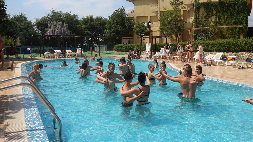  танцы в бассейне